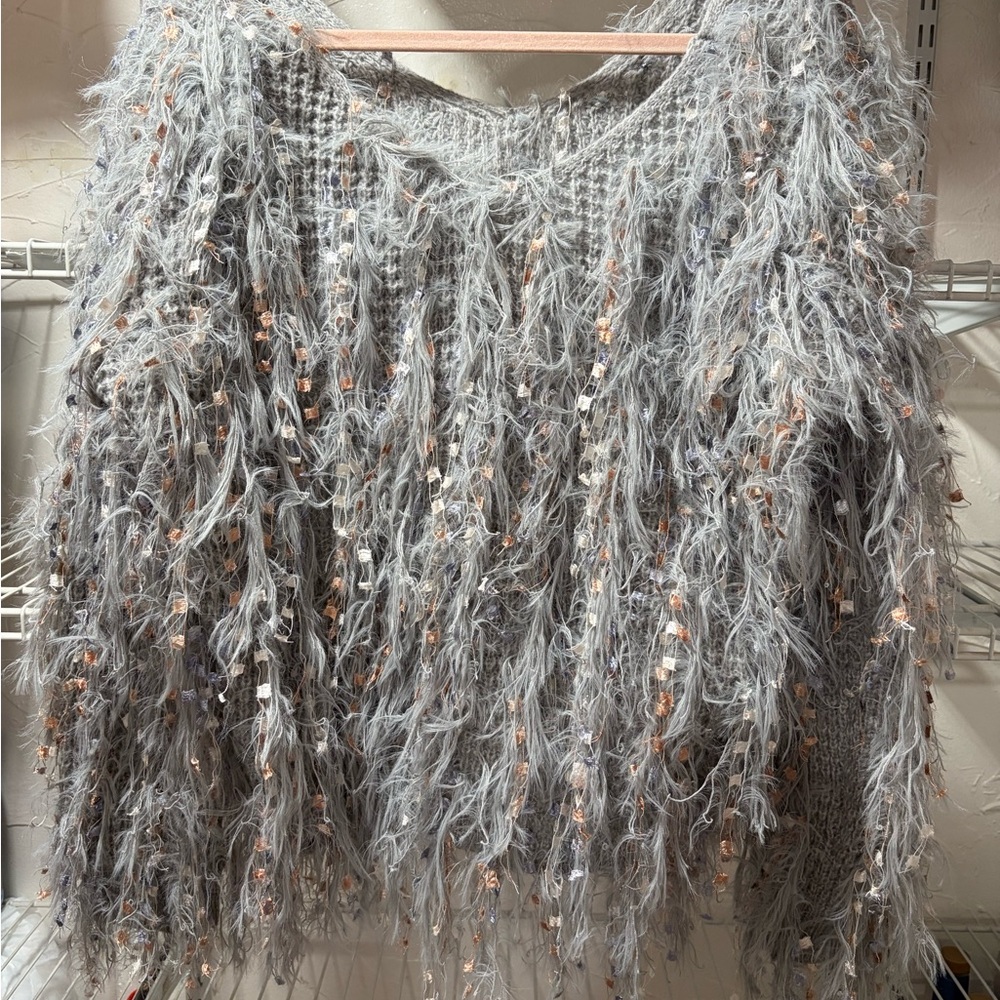 Gray Feathered Sweater plus 4 more tops.
All are medium